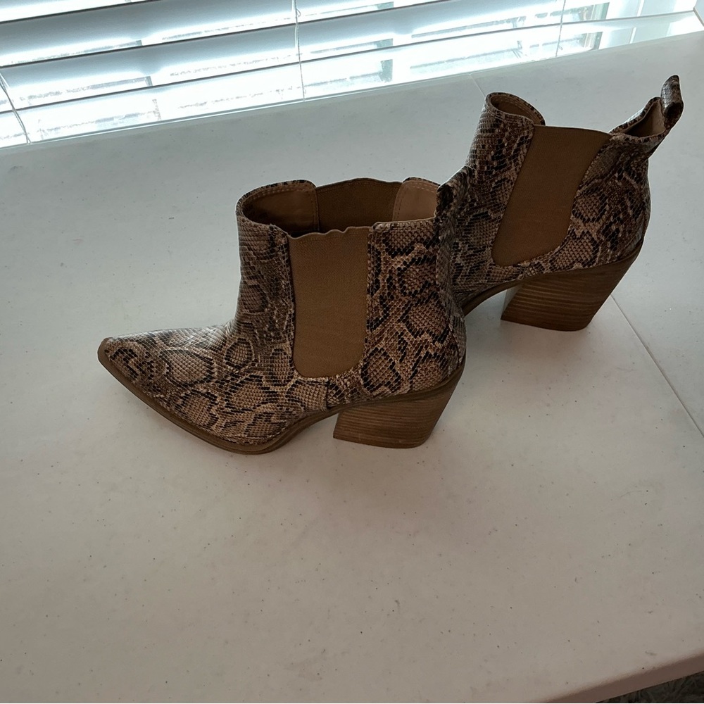 Stylish Snakeskin Pattern Ankle Booties - Picture 2 of 5